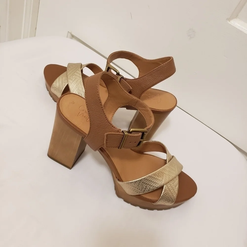 EUC Crown Vintage Goldtone & Beige LeatherPlatform Heels Size 9.5
